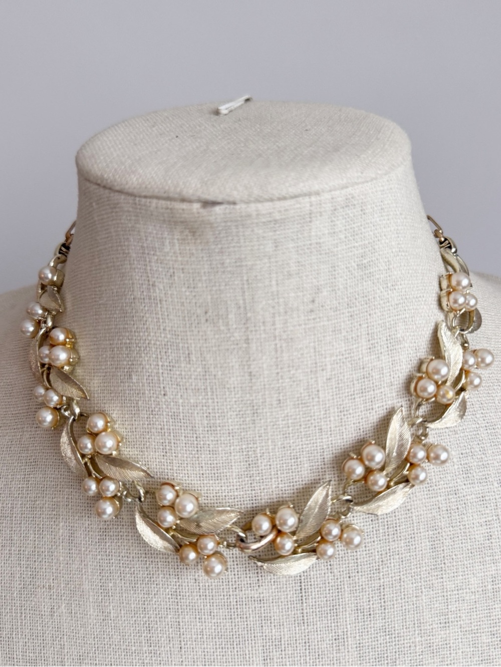 Lisner vintage leaf and pearl collar necklace MCM retro Grandmacore gold tone